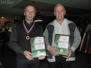 Ветераны В.Кузнецов и В.Холодков дают жару